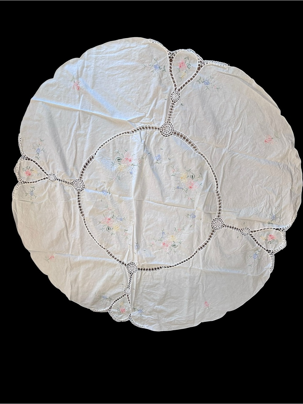 Vintage Round Embroidered White Floral Corton Tablecoth MINT 61” Diameter